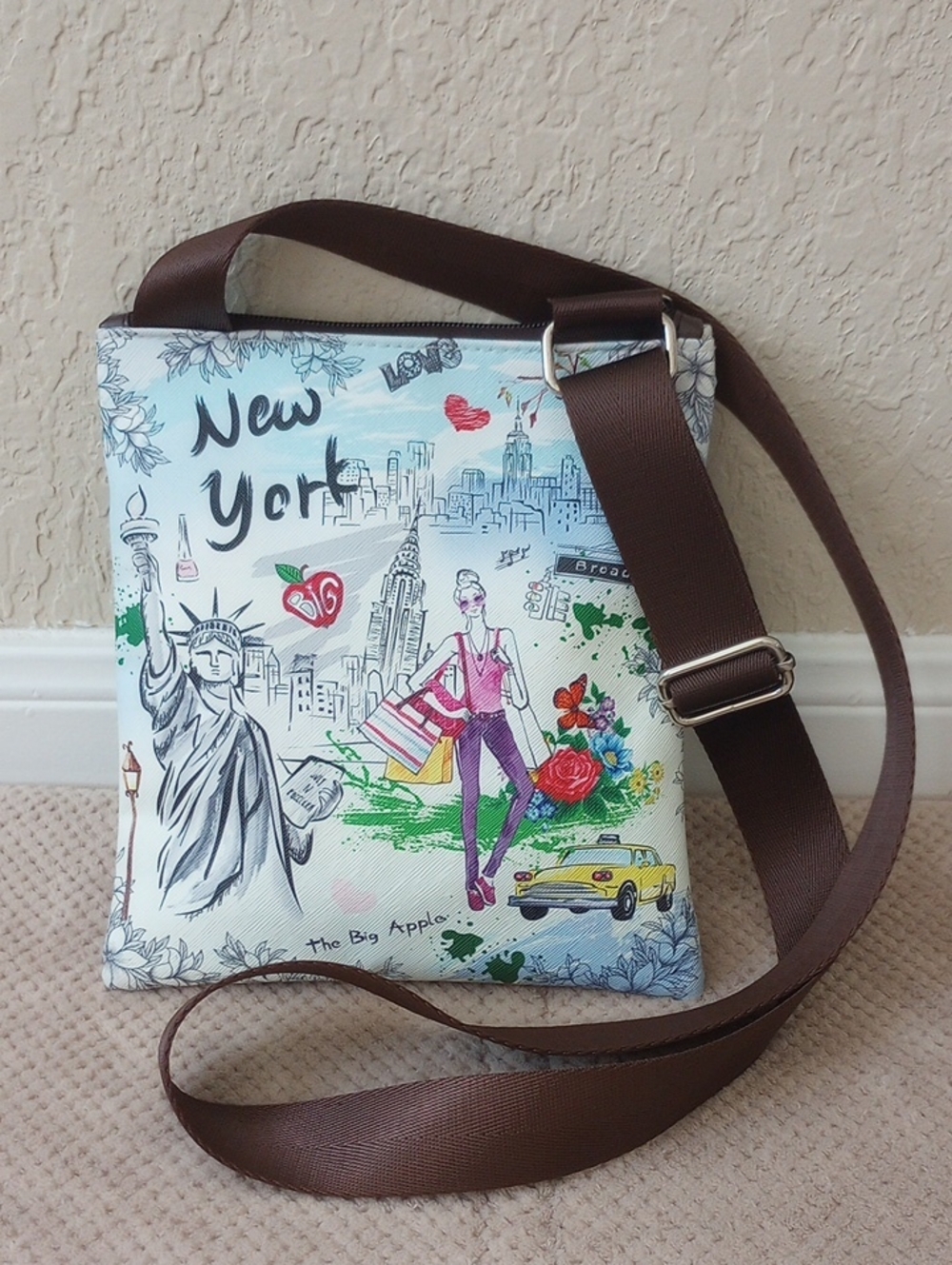 New York Design USA Crossbody Bag - Picture 8 of 8